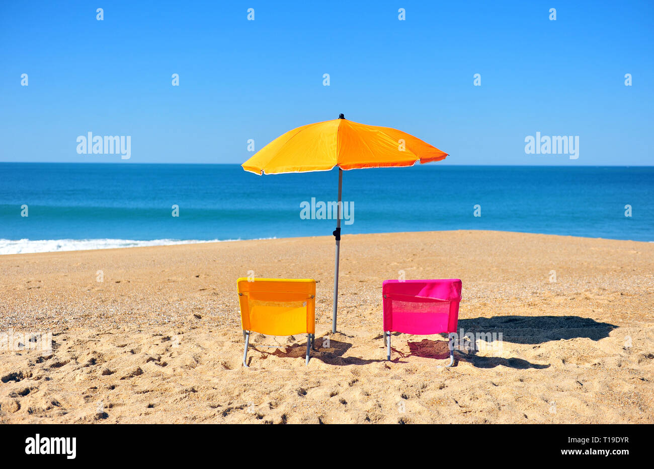 Scène d'été sur la plage, parasol et chaises Banque D'Images