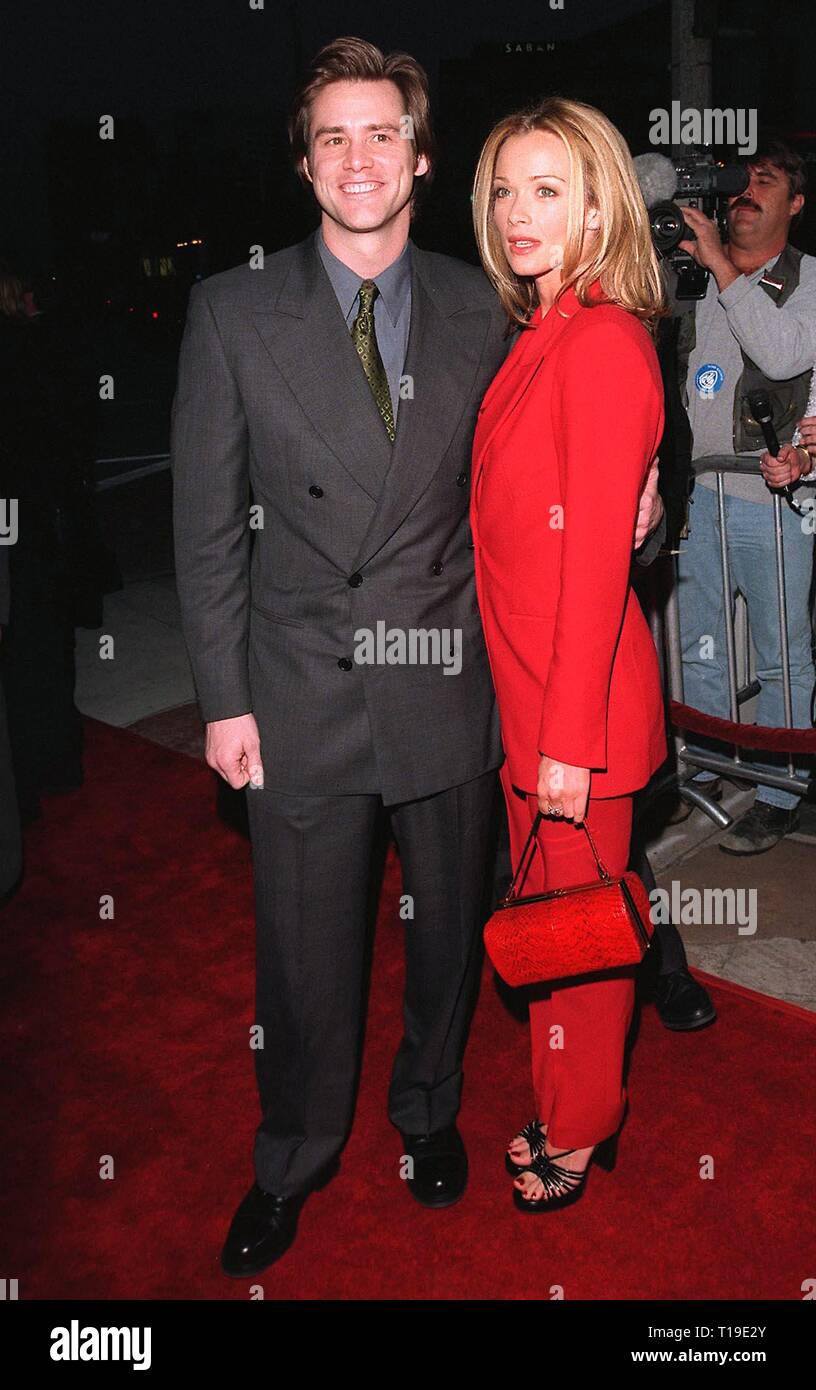 LOS ANGELES, CA - 8 Avril 1998 : l'acteur Jim Carrey avec femme actrice LAUREN HOLLY lors de la première mondiale de la 'Cité des Anges', qui stars Nicolas Cage et Meg Ryan. Banque D'Images