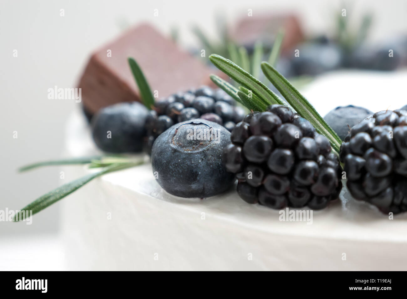 La décoration de gâteau avec blueberry et blackberry avec le romarin. Cake Shop concept. Gâteau de mariage close-up. Gâteau d'anniversaire. Banque D'Images