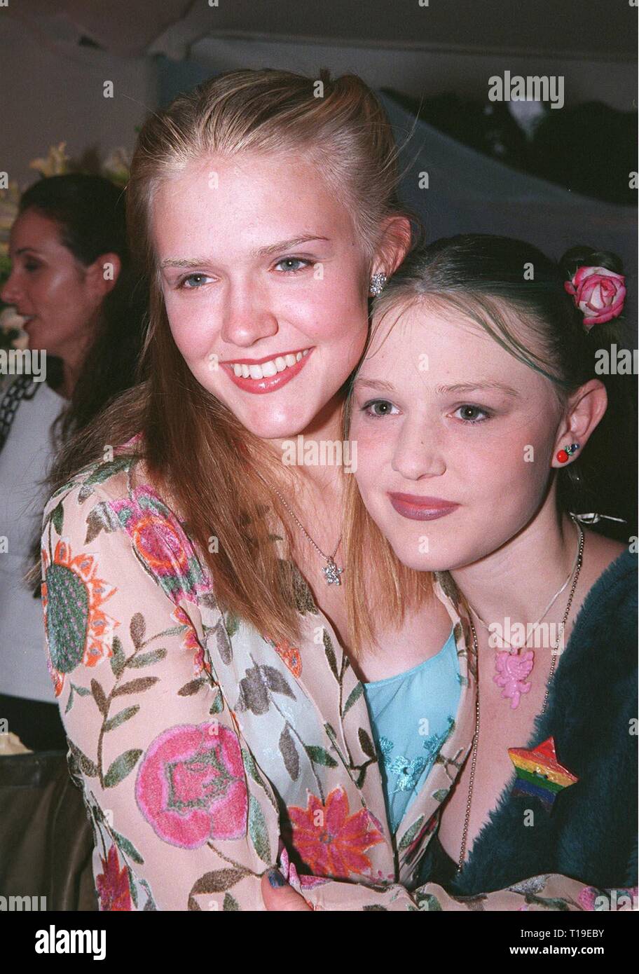 CANNES, FRANCE - 17 mai 1998 : 'Lolita' star DOMINIQUE SWAIN (à gauche) et sœur CHELSEA à 'guérir par la rive' Charity Event au Festival de Cannes. Banque D'Images