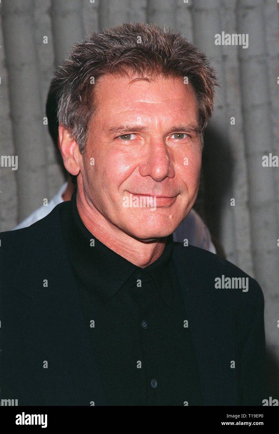 LOS ANGELES, CA - 8 juin 1998 : l'Acteur HARRISON FORD à la première de son nouveau film, "six jours, sept nuits" dans lequel il stars avec Anne Heche. Banque D'Images