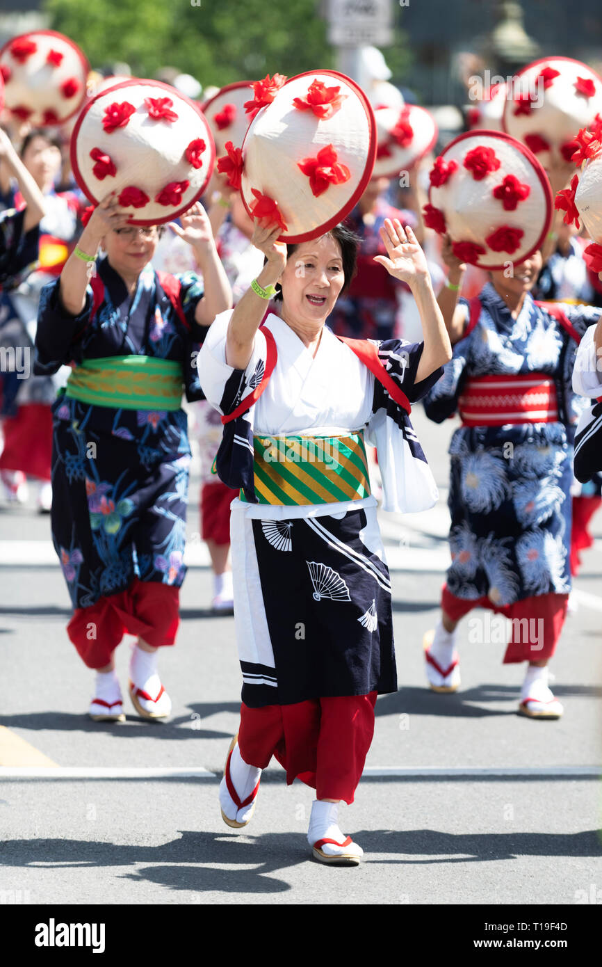 Les femmes en costume traditionnel de prendre part au défilé du jour de l'Australie de Melbourne. Banque D'Images