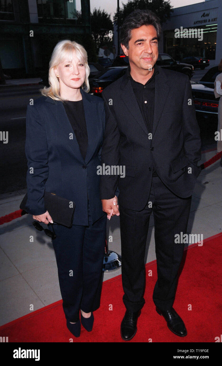 LOS ANGELES, CA - le 18 août 1998 : l'acteur Joe Mantegna et femme au Beverly Hills premiere de HBO's 'The Rat Pack.' Il joue Dean Martin dans le film, qui est basé sur la vie de Frank Sinatra, Dean Martin, Peter Lawford et Joey Bishop. Banque D'Images