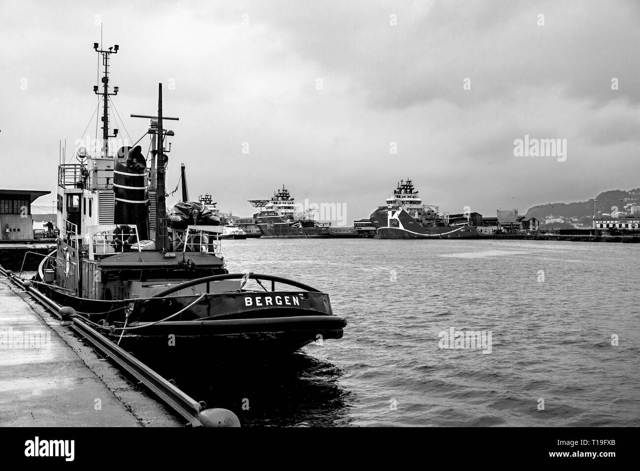 Remorqueur vétéran Vulcanus (construit 1959) amarré dans le port de Bergen, Norvège. Un jour de pluie.navires annexes en background tout comme Skolten quay. Banque D'Images