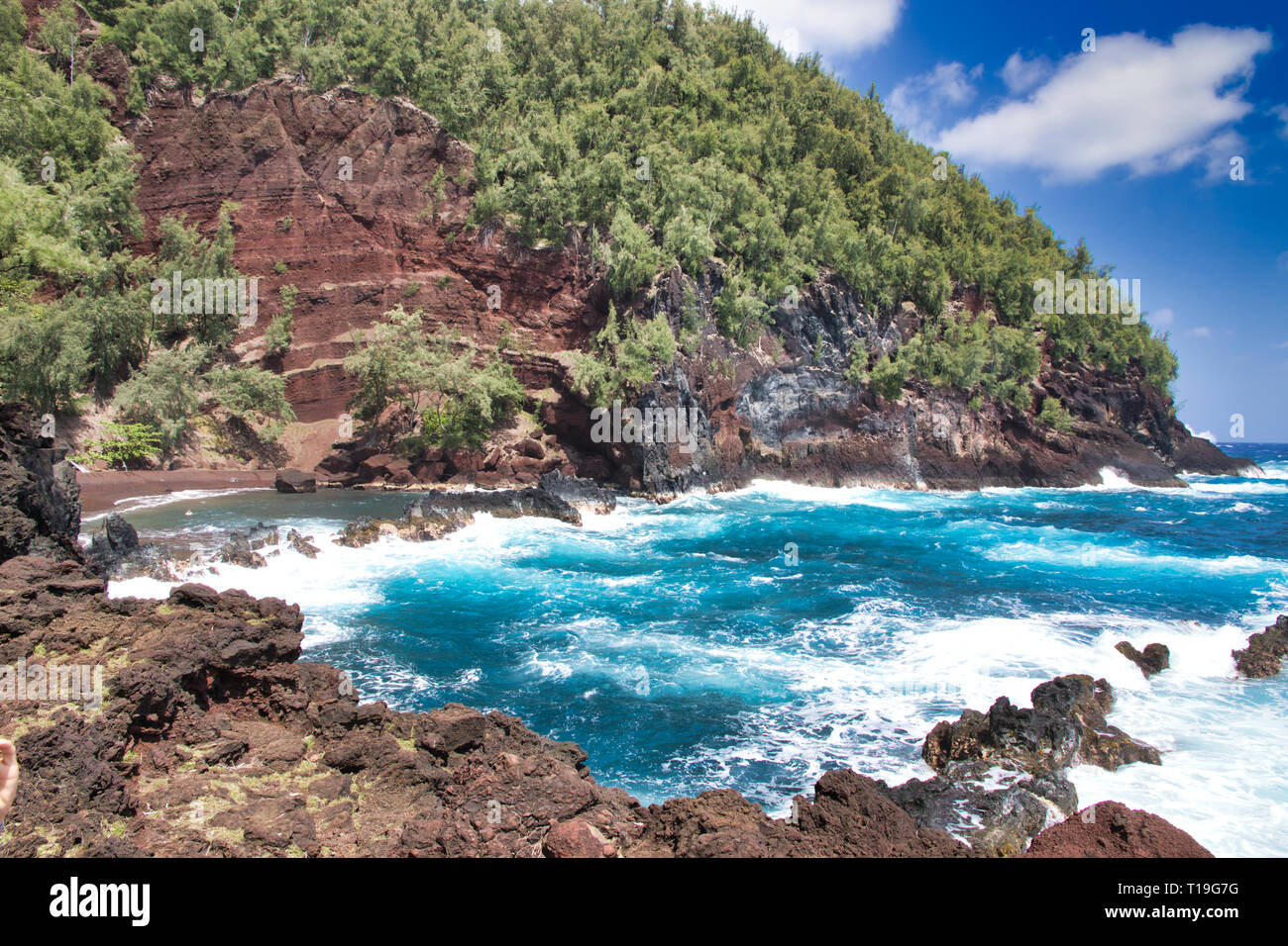 Plage de sable rouge dans la région de Hana sur Maui. Banque D'Images
