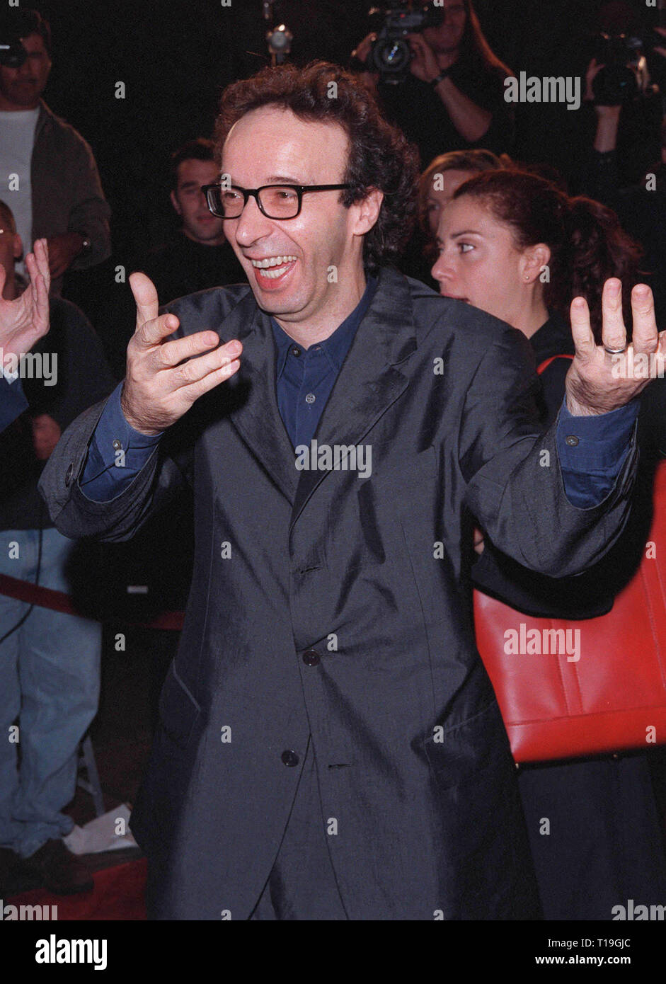 Los Angeles Ca 22 Octobre 1998 L Acteur Et Realisateur Italien Roberto Benigni Au Hollywood Premiere De Son Film La Vie Est Belle La Vita Z Bella Qui A Ouvert Ses