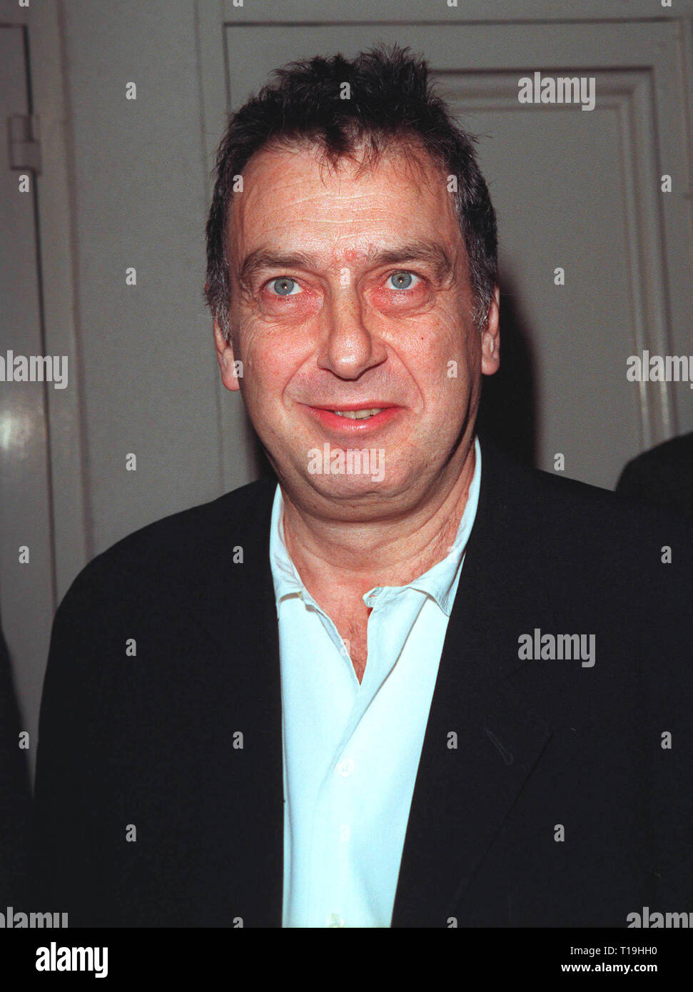 LOS ANGELES, CA - le 16 décembre 1998 : Réalisateur Stephen Frears au Los Angeles première de son nouveau film 'The Hi-Lo Country' qui stars Woody Harrelson et Patricia Arquette. © Paul Smith / Featureflash Banque D'Images