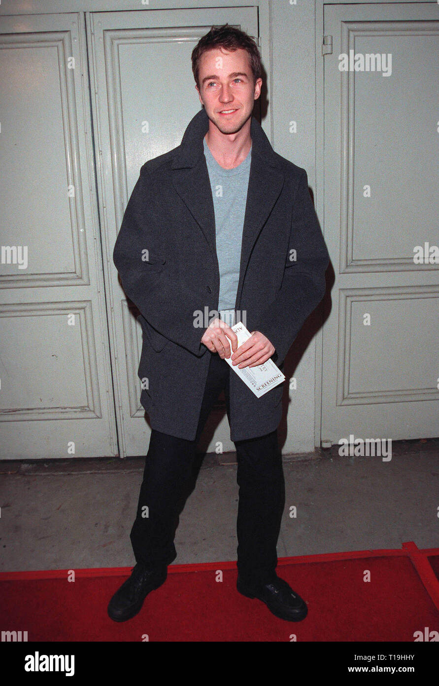 LOS ANGELES, CA - le 16 décembre 1998 : l'Acteur EDWARD NORTON au Los Angeles premiere de 'The Hi-Lo Country' qui stars Woody Harrelson et Patricia Arquette. © Paul Smith / Featureflash Banque D'Images