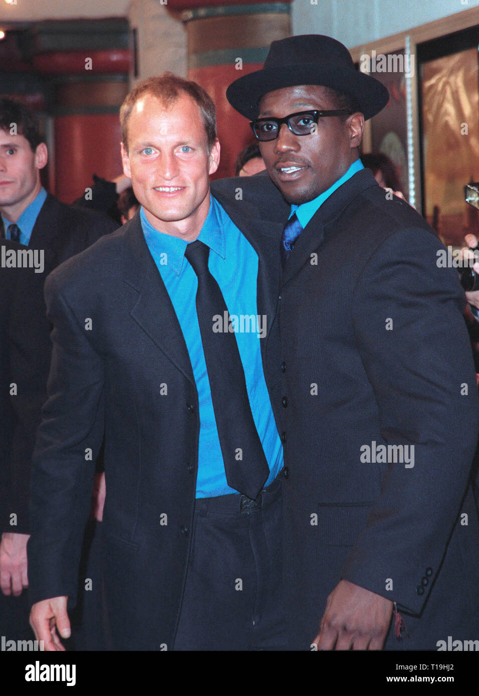 LOS ANGELES, CA - le 16 décembre 1998 : les acteurs Woody Harrelson (à gauche) & Wesley Snipes au Los Angeles premiere de Harrelson's new film 'The Hi-Lo Country' dans lequel il stars avec Patricia Arquette. © Paul Smith / Featureflash Banque D'Images