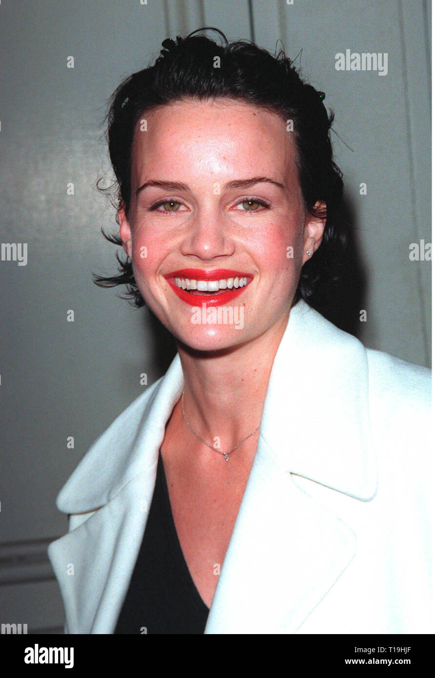 LOS ANGELES, CA - le 16 décembre 1998 : l'actrice Carla Gugino au Los Angeles premiere de 'The Hi-Lo Country' qui stars Woody Harrelson et Patricia Arquette. © Paul Smith / Featureflash Banque D'Images