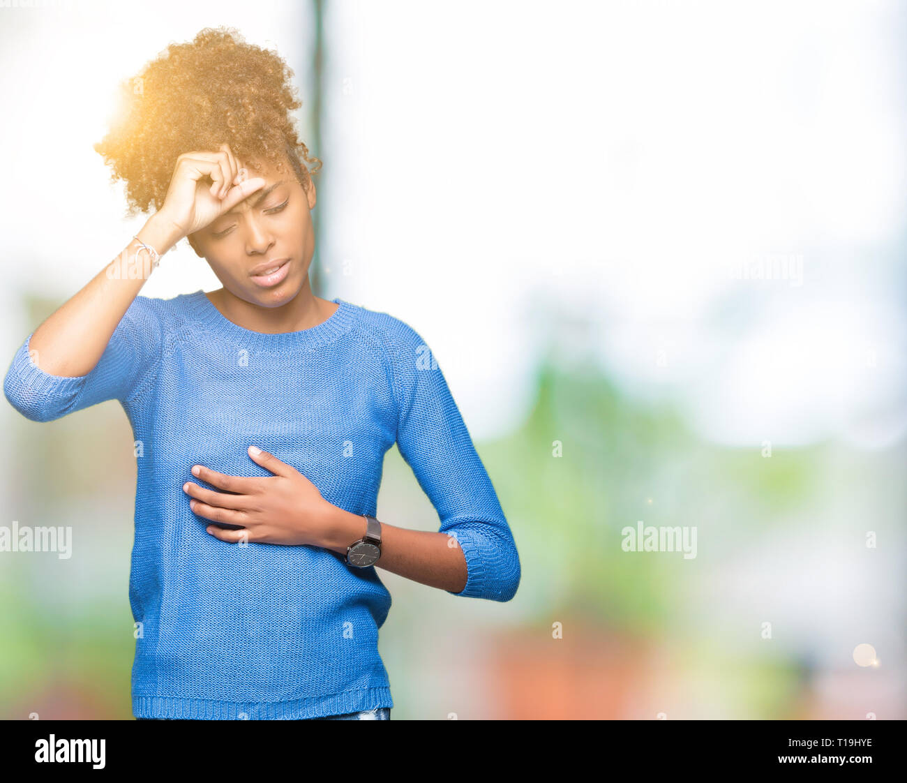 Belle jeune femme afro-américaine sur fond isolé Touching forehead pour maladie et la fièvre, la grippe et le froid, malade du virus Banque D'Images
