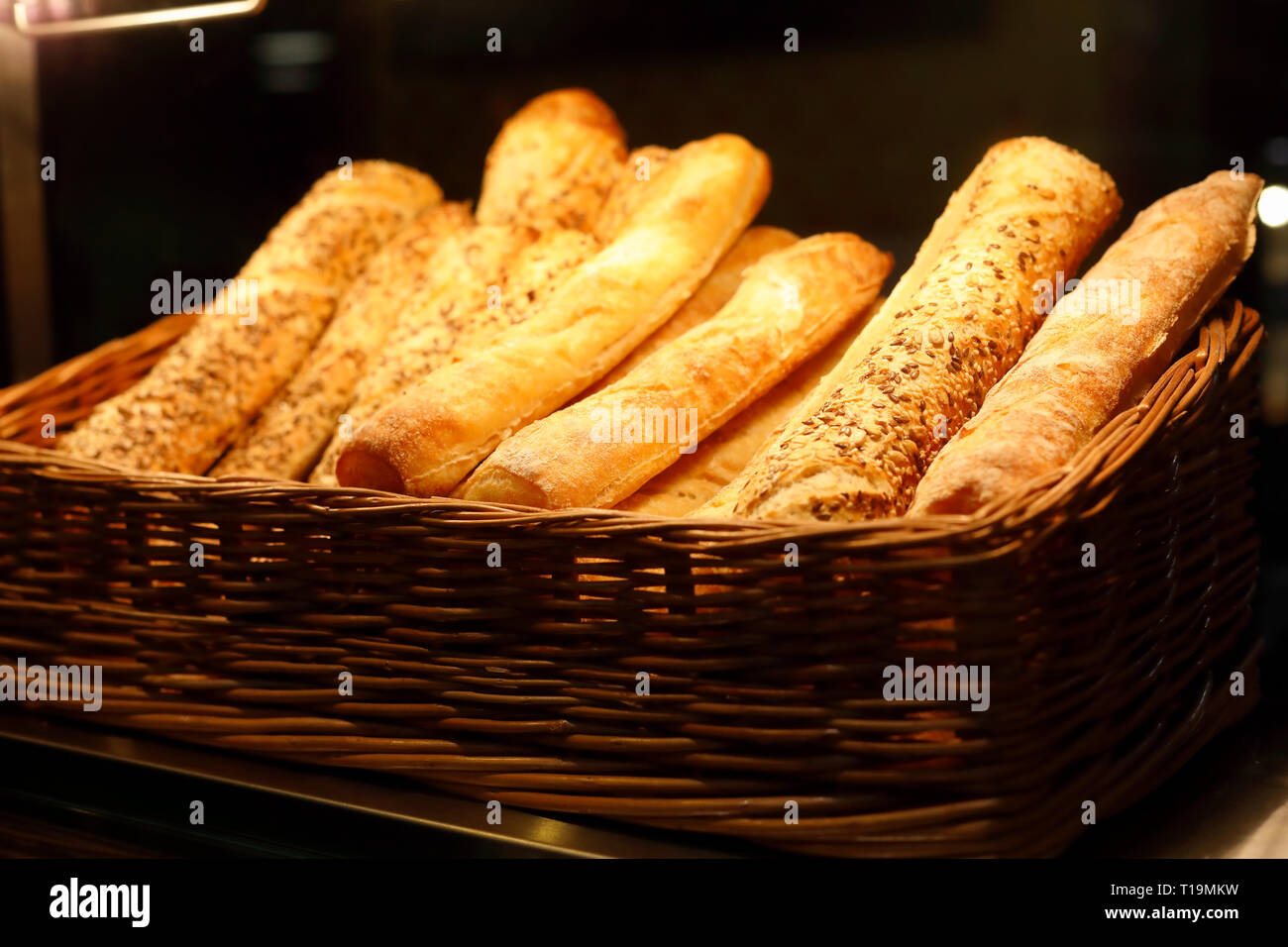 Panier avec des bâtonnets de pain sur comptoir de boulangerie. Focus sélectif. Banque D'Images