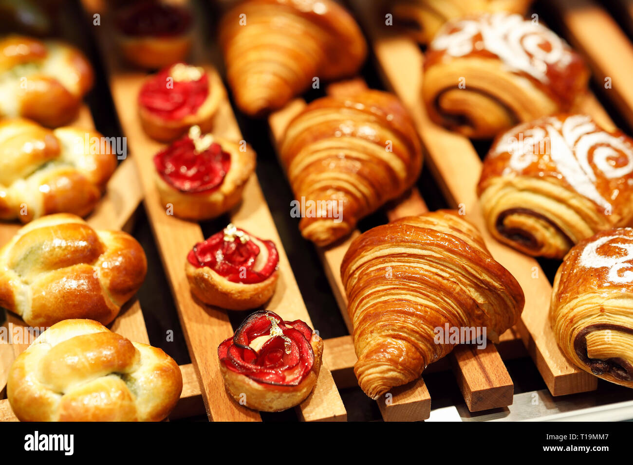 Pâtisserie fraîchement cuits sur l'affichage dans une boulangerie. Focus sélectif. Banque D'Images