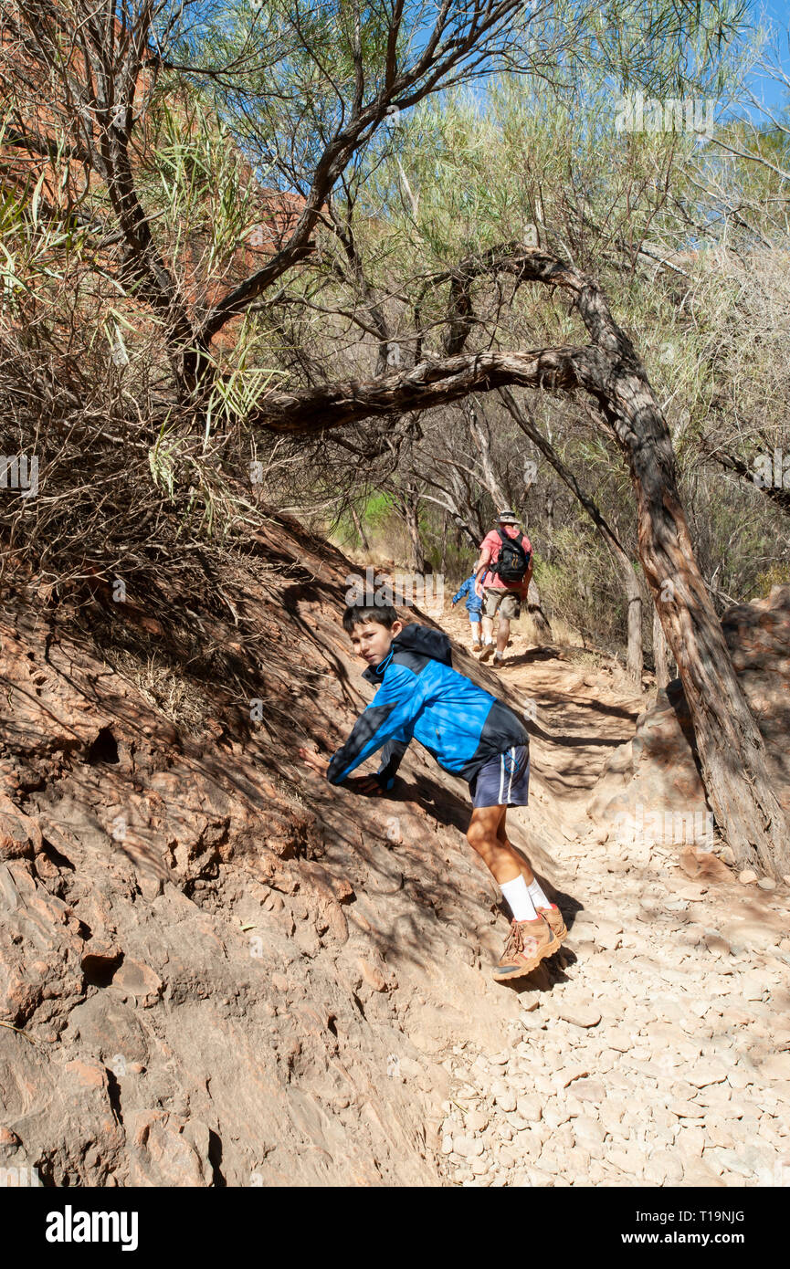 Aventure familiale sur la Vallée des vents à pied, Kata Tjuta, Territoire du Nord, Australie Banque D'Images