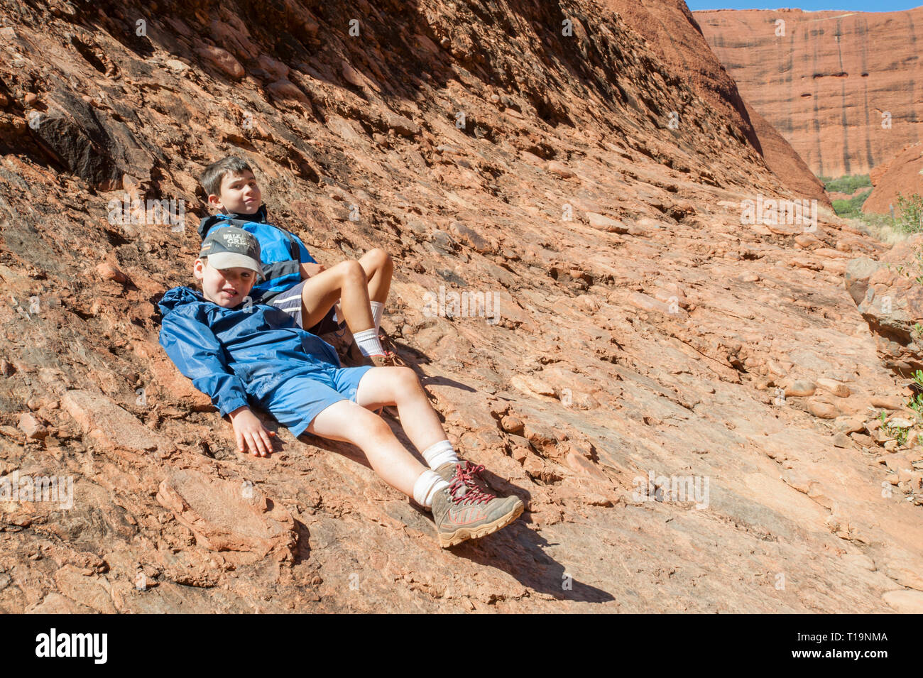 Aventure familiale sur la Vallée des vents à pied, Kata Tjuta, Territoire du Nord, Australie Banque D'Images