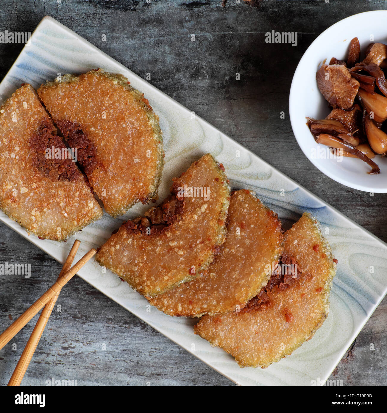 La Nourriture Traditionnelle Vietnamienne Sur Tet Tranches De Gateau De Riz Gluant Frits Sur La Plaque Avec La Plaque Sur Marines Photo En Vue De Dessus Sur Fond De Bois Photo Stock La Nourriture Traditionnelle Vietnamienne Sur Tet Tranches De Gateau De Riz Gluant Frits Sur La Plaque Avec La Plaque Sur Marines Photo En Vue De Dessus Sur Fond De Bois Photo Stock
