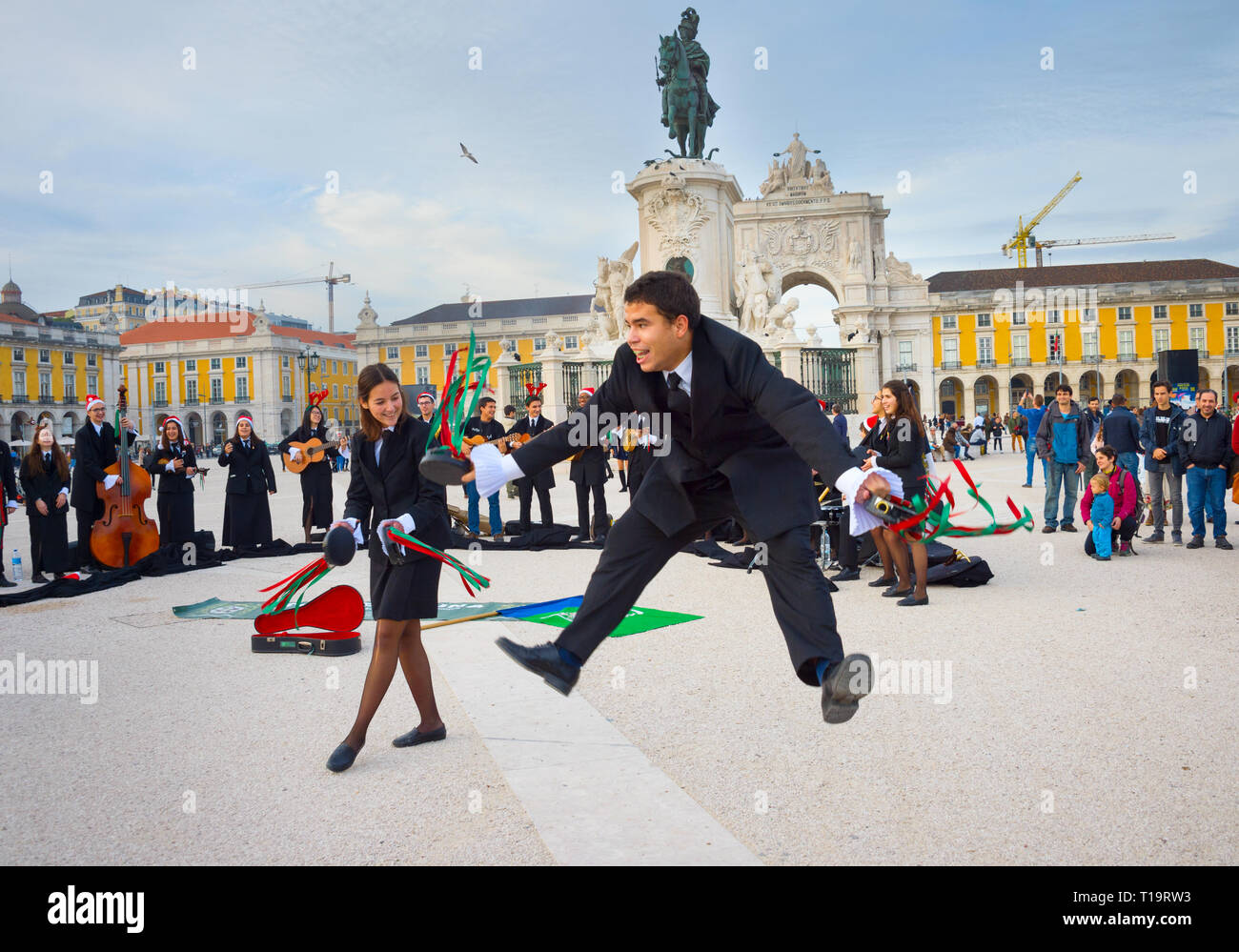 Lisbonne, Portugal - 10 décembre 2016 : Groupe d'adolescents habillés en uniforme d'étudiants traditionnels danser et chanter sur scène, Place du Commerce, Lisbo Banque D'Images