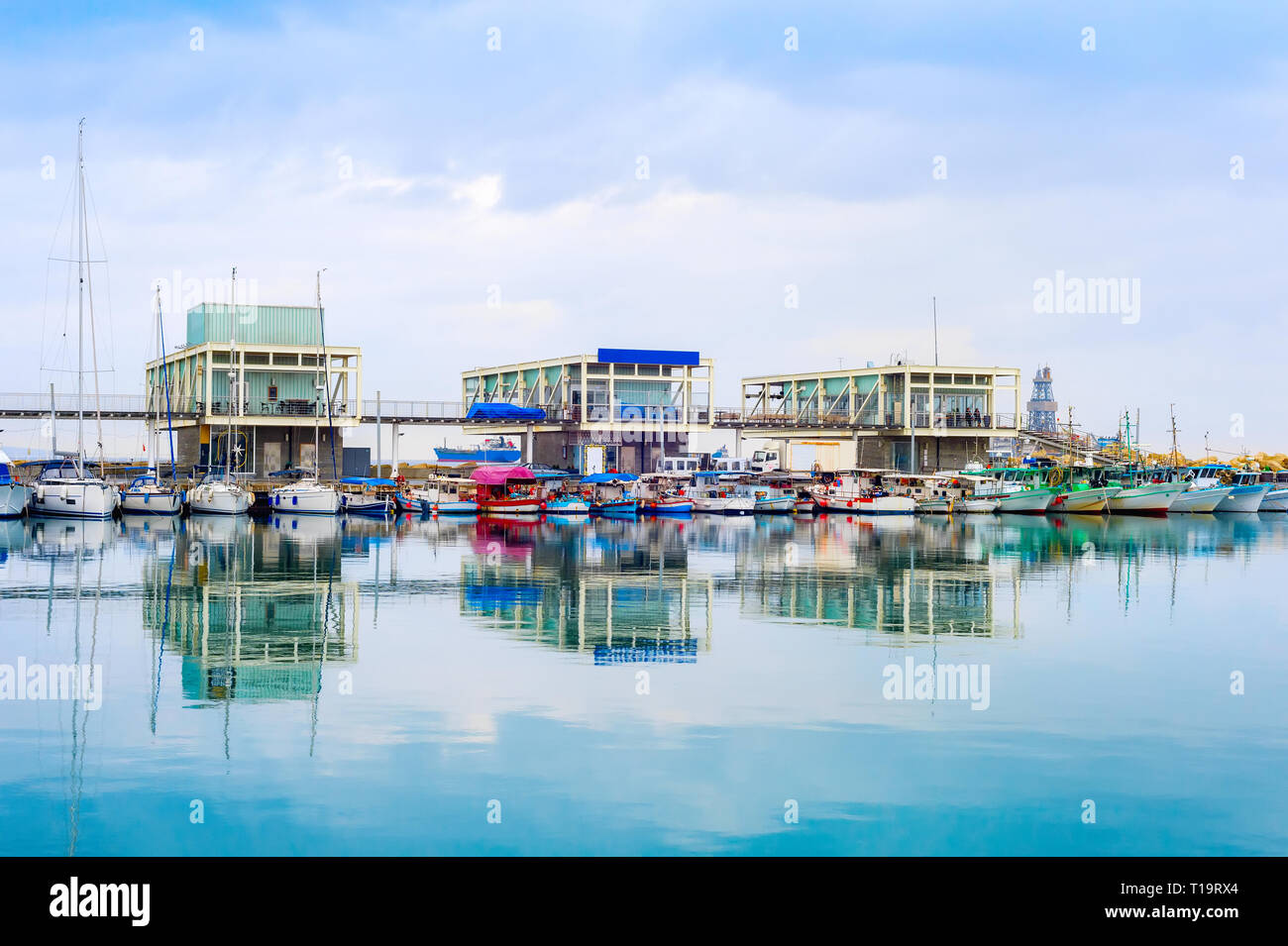 Limassol marina avec des yachts et bateaux de pêche amarré par pier avec restaurants, Chypre Banque D'Images