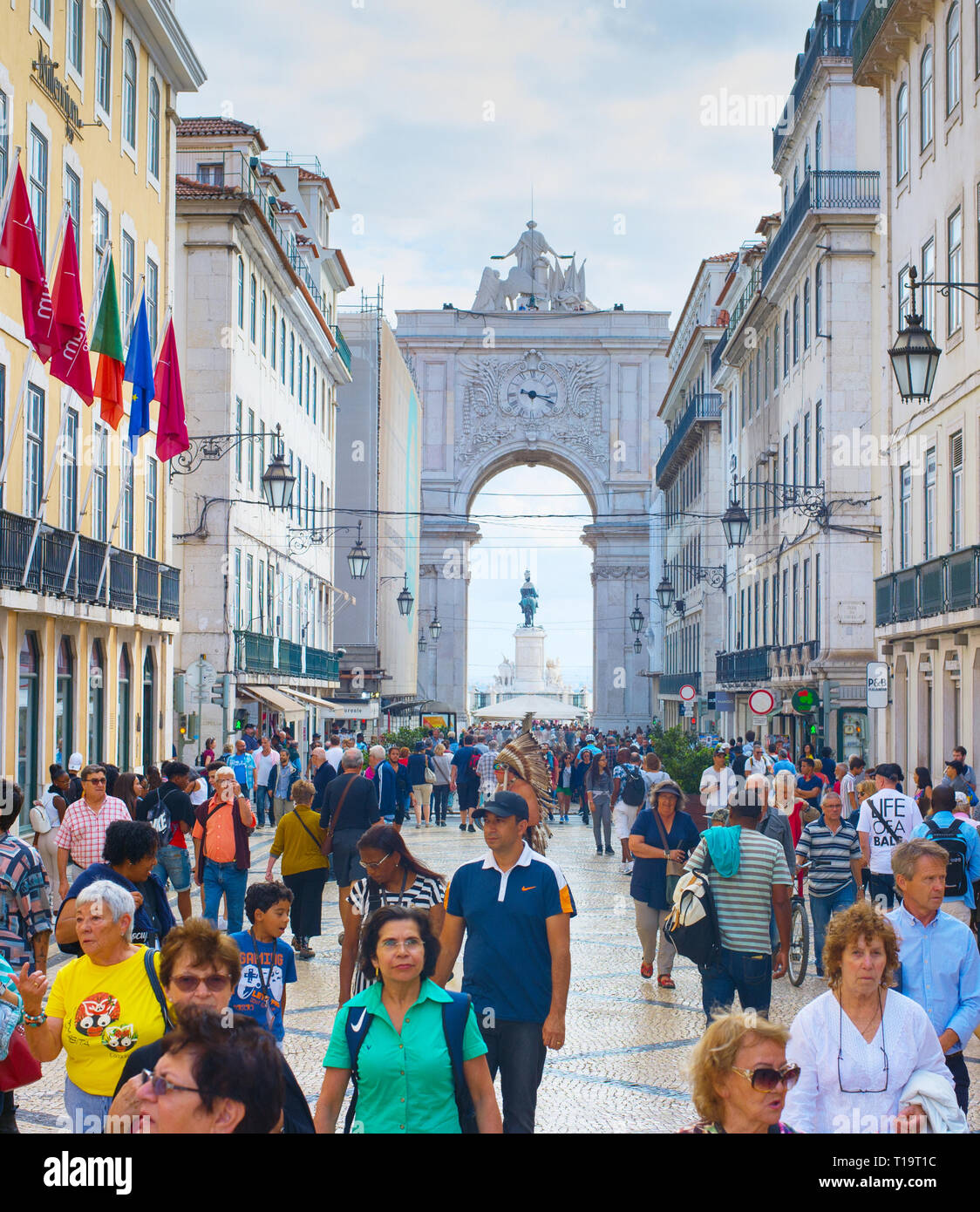 Lisbonne, Portugal - 10 octobre 2018 : les gens sur la rue Augusta dans la journée. La rue Augusta avec l'Arc de Triomphe - est la célèbre attraction touristique dans Banque D'Images