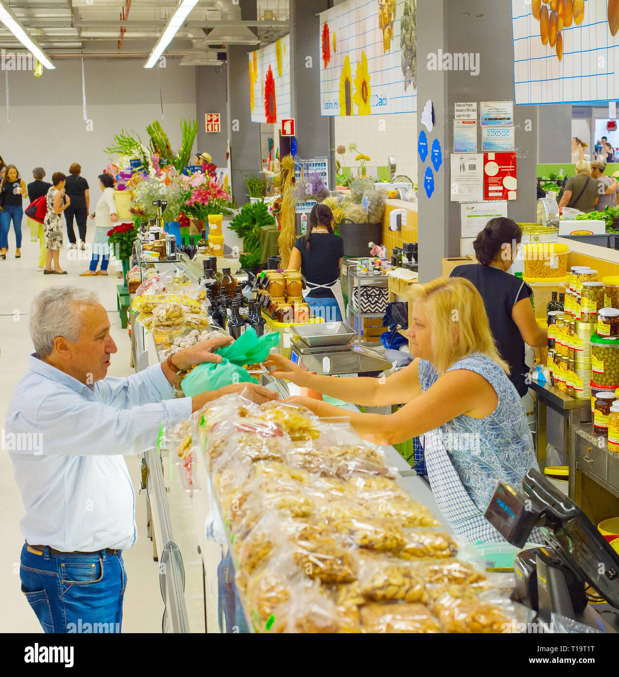 PORTO, PORTUGAL - 11 septembre 2018 : les consommateurs au marché aux légumes à Porto, Portugal. Destination touristique célèbre de Porto au Portugal Banque D'Images