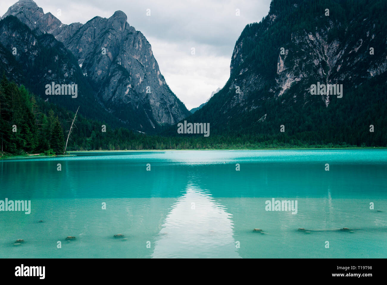 Dobbiaco Lake dans les Dolomites Alpes, Italie. Banque D'Images