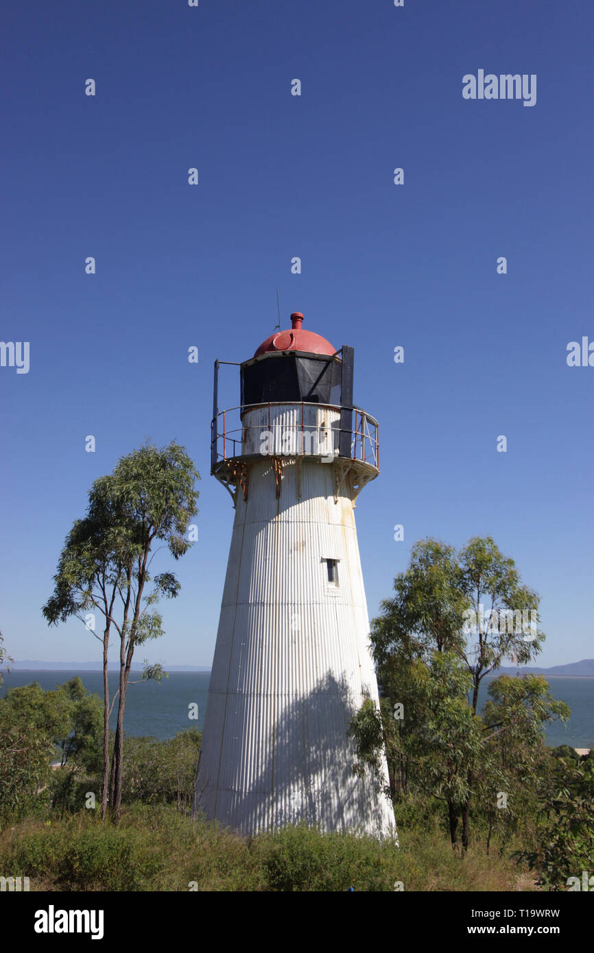 Ondulé historique phare de fer vêtu en mer, colline de l'Île Curtis, Capricorn Coast, Queensland central, près de l'entrée de la rivière Fitzroy était bu Banque D'Images