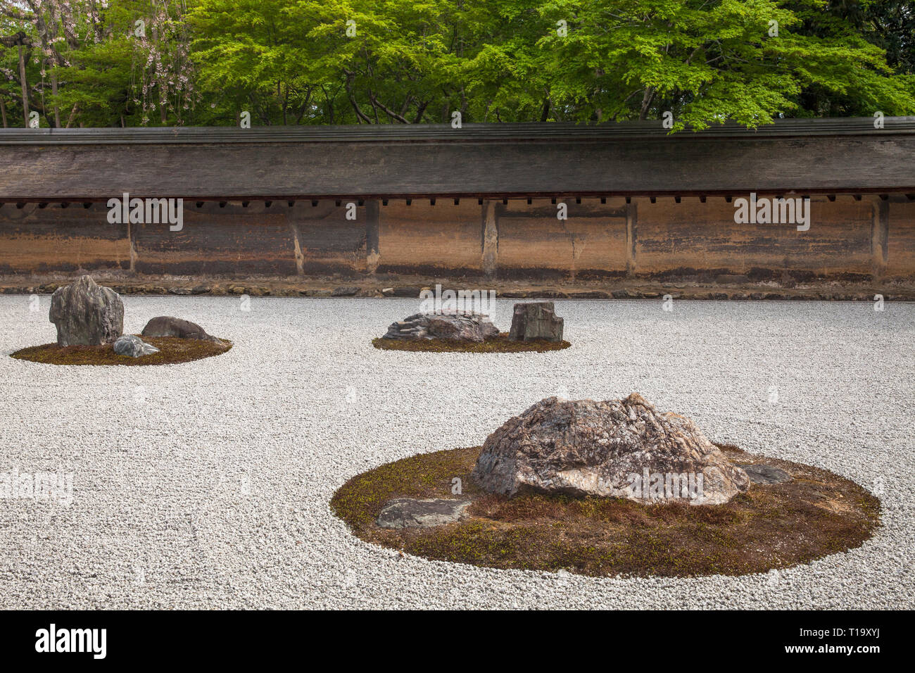 Une partie de la zen rock garden, mur en terre, et les arbres à Ryōan-ji à Kyoto Banque D'Images