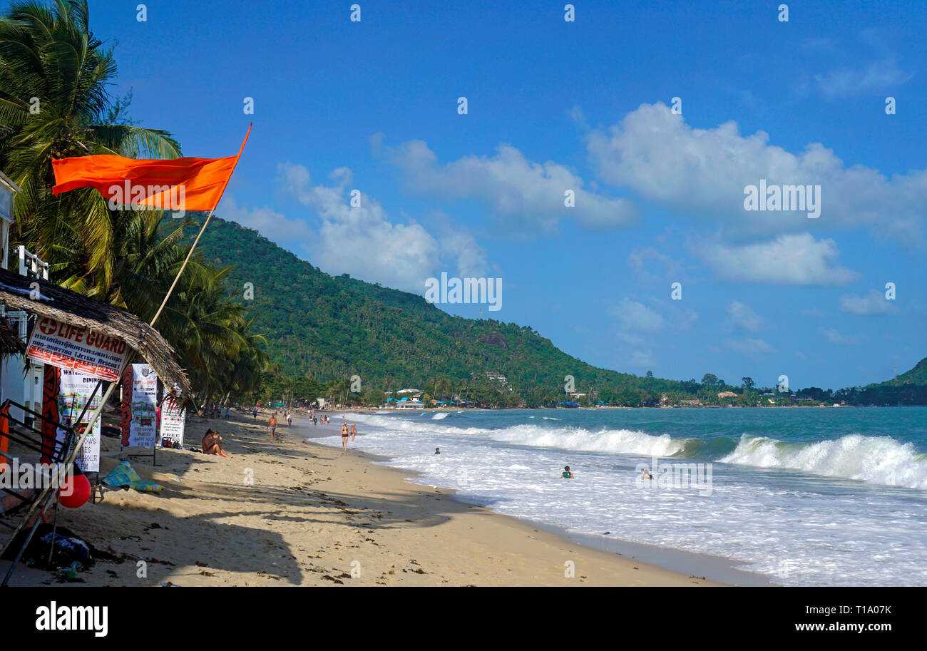 Drapeau rouge sur la plage de Lamai, avertissement de la baignade dangereuse, Koh Samui, Golfe de Thailande, Thaïlande Banque D'Images
