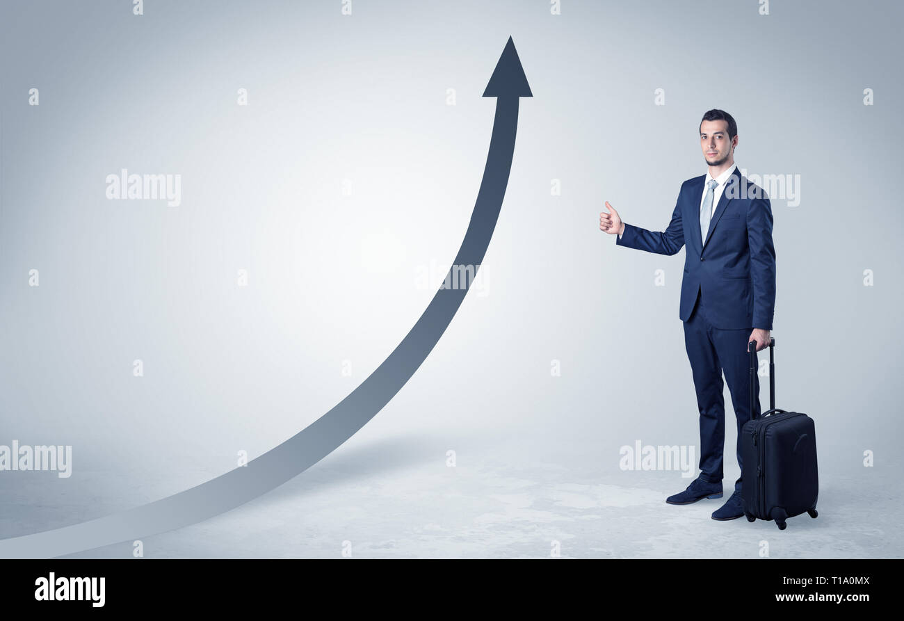 Jeune homme d'affaires l'auto-stop avec flèche progressif concept et copyspace Banque D'Images