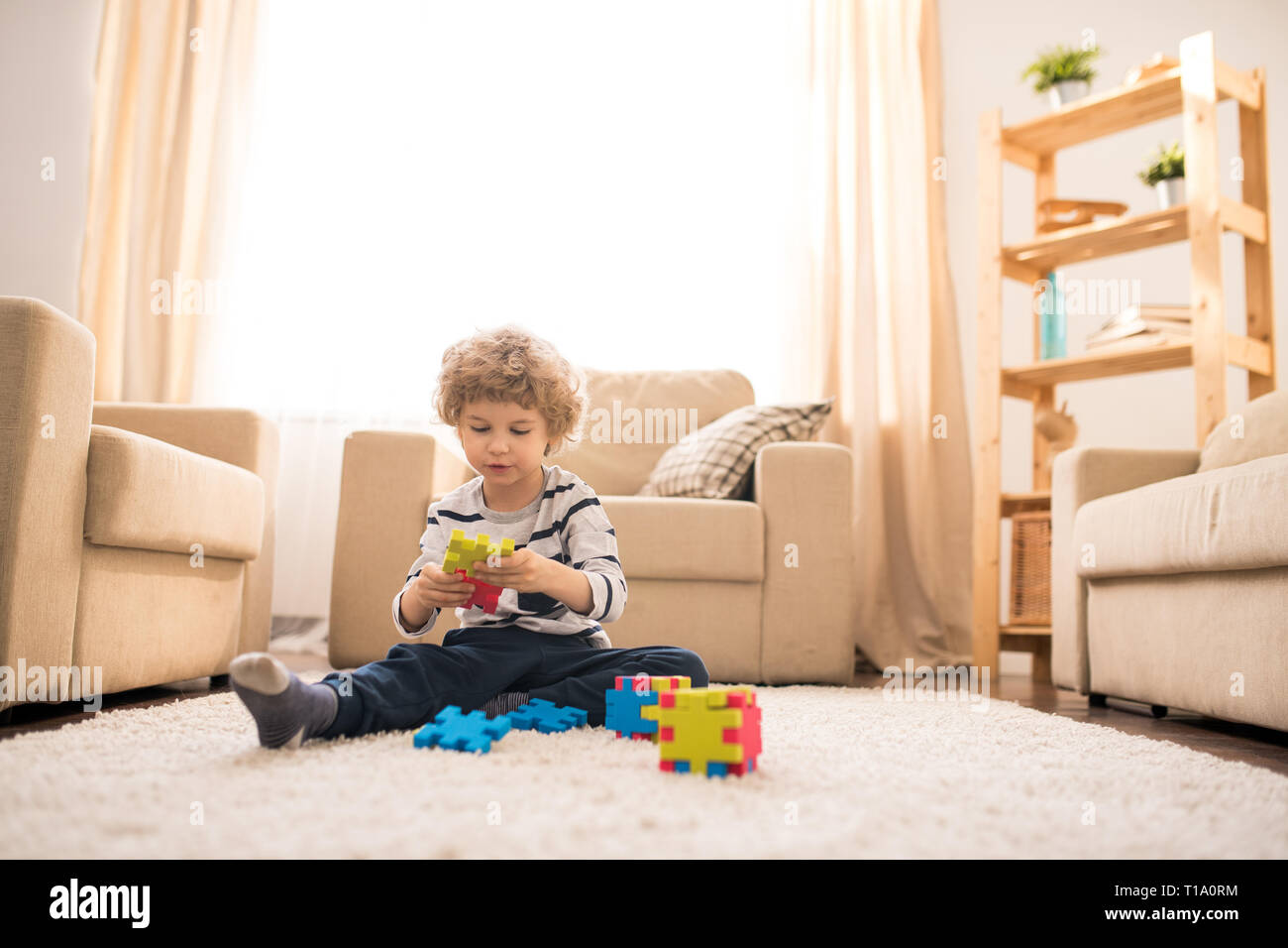 Jouant sur le plancher Banque D'Images