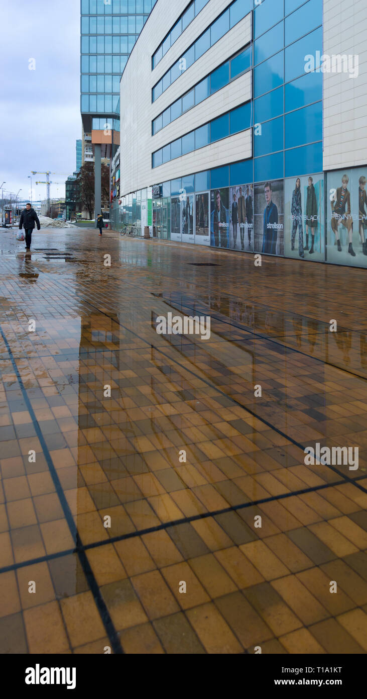 Vilnius/Lituanie - Février 15, 2019 : Un bâtiment blanc et bleu et son reflet dans la flaque d'eau sur la chaussée Banque D'Images