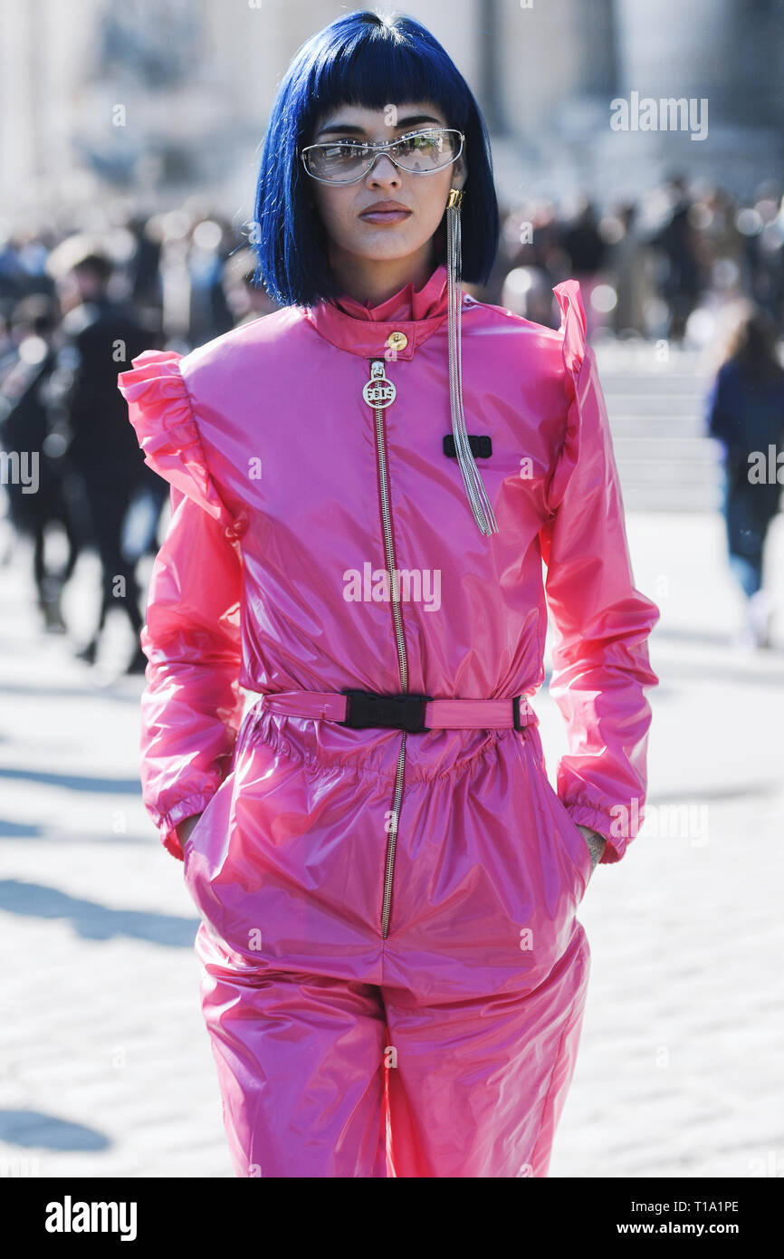 Paris, France - 27 Février 2019 : Street style outfit - Sita Abellan avant un défilé de mode pendant la Fashion Week de Paris - PFWFW19 Banque D'Images