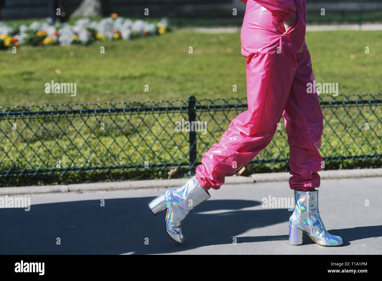 Paris, France - 27 Février 2019 : Street style outfit en détail après un défilé de mode pendant la Fashion Week de Paris - PFWFW19 Banque D'Images