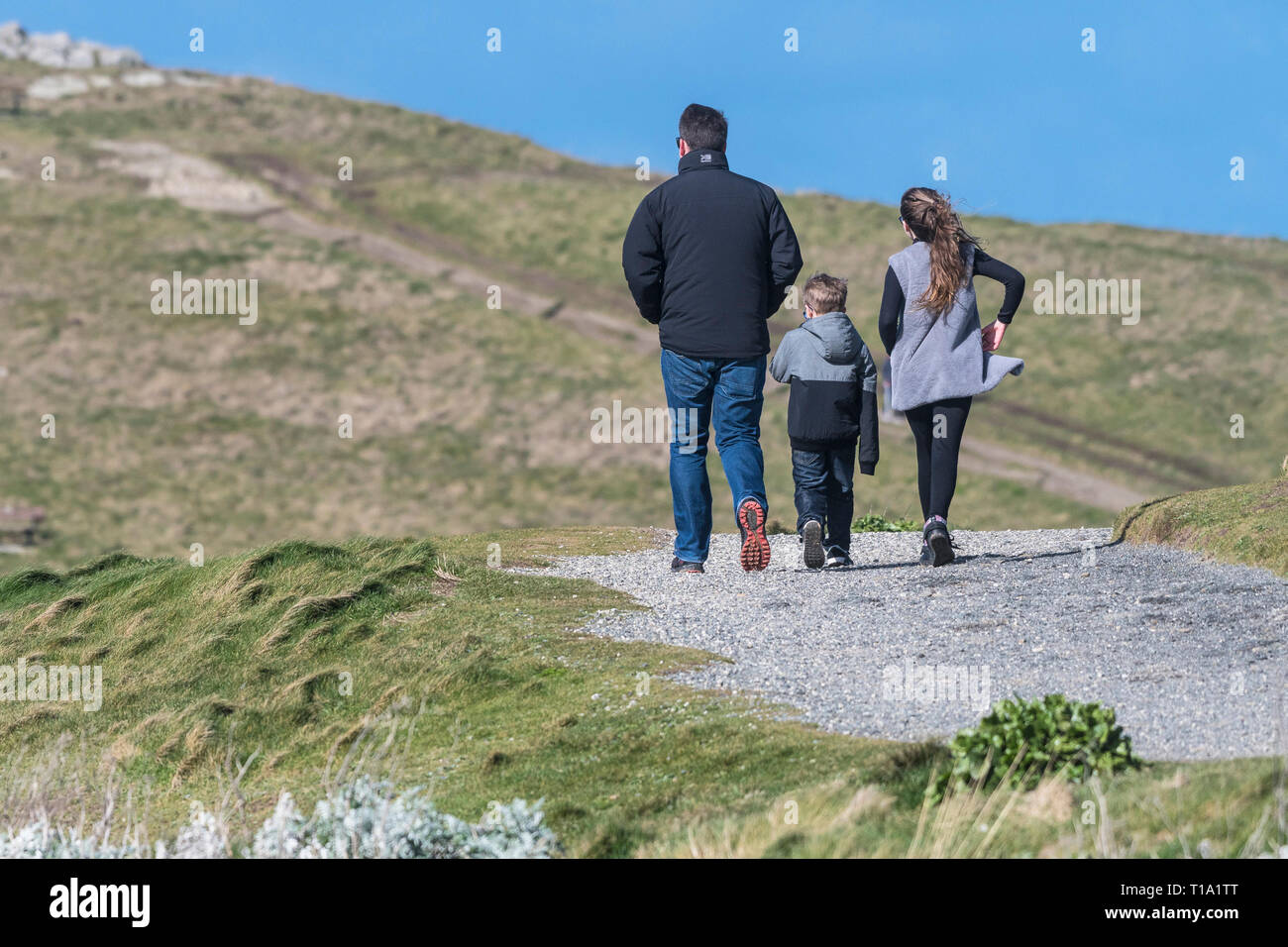 Un père et ses enfants à marcher le long d'un sentier. Banque D'Images