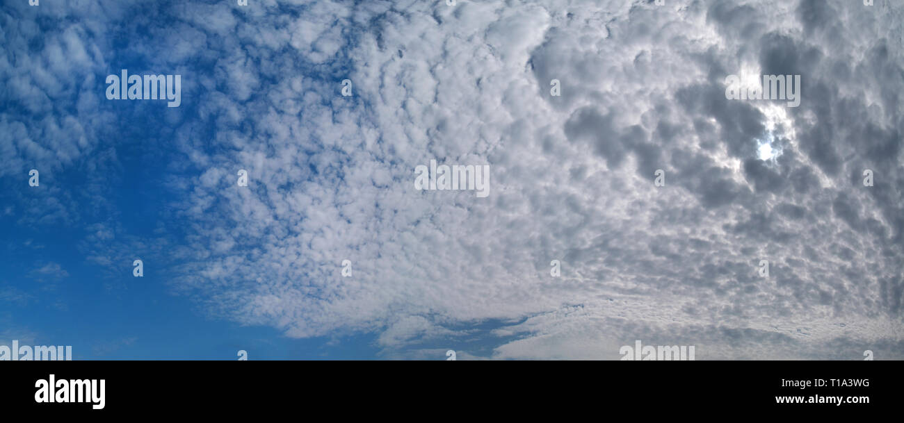 Panorama du ciel bleu avec des nuages. Format horizontal Banque D'Images