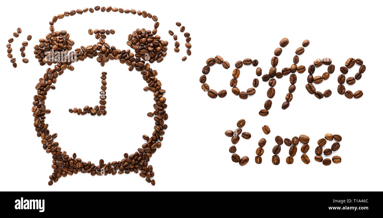 Réveil qui sonne et la phrase Coffee Time faites de grains de café. Concept créatif. Isolées. Banque D'Images