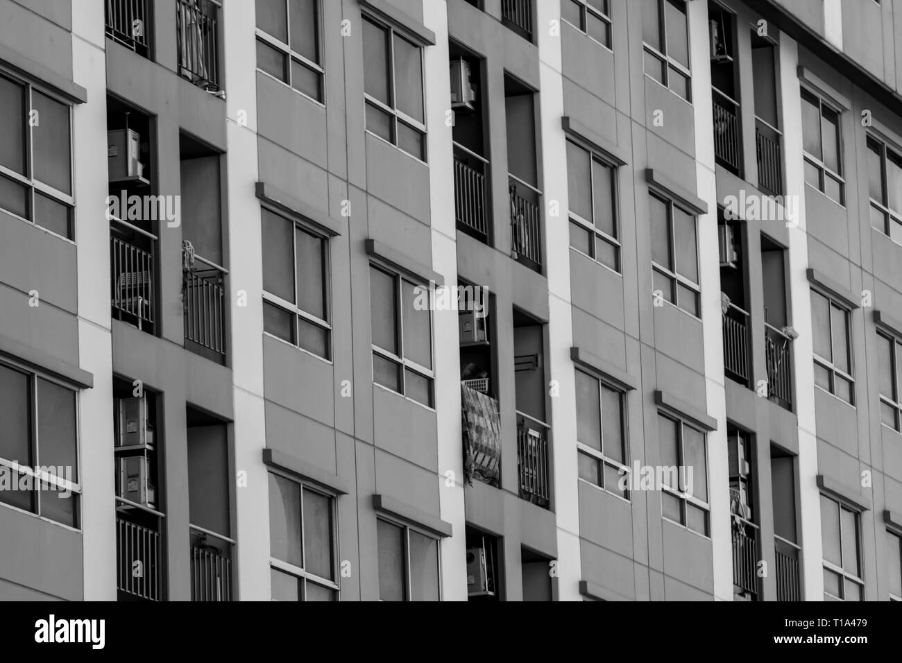 Vue avant du bâtiment gratte-ciel. Immeuble d'appartements dans la ville. L'immobilier et de la construction d'entreprise. Immeuble de plusieurs étages. Exterior Banque D'Images