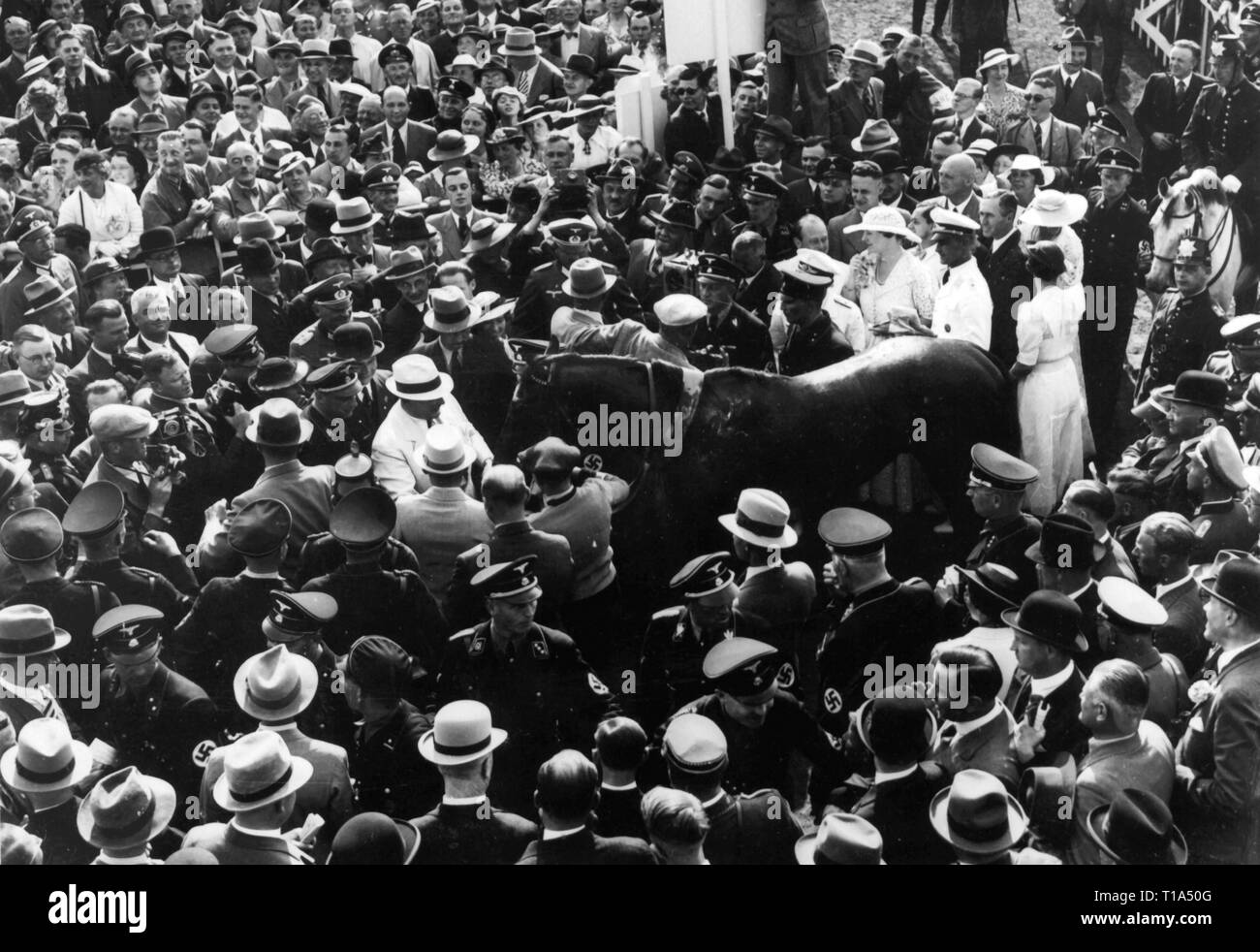 Sports, l'équitation, le 69e derby allemand, Hermann Goering en l'honneur du cheval gagnant 'Abendfrieden', Hambourg, 27.6.1937, Additional-Rights Clearance-Info-Not-Available- Banque D'Images
