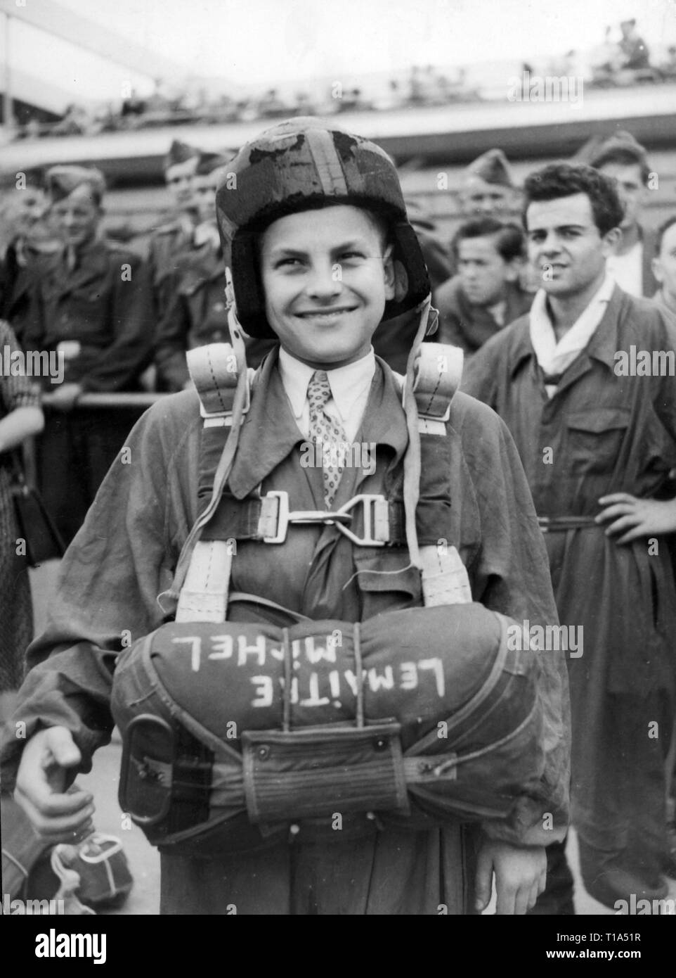 Sports, parachutisme, parachutisme français Michel Lemaitre, air show, Prague, deuxième semestre 1940, Additional-Rights Clearance-Info-Not-Available- Banque D'Images