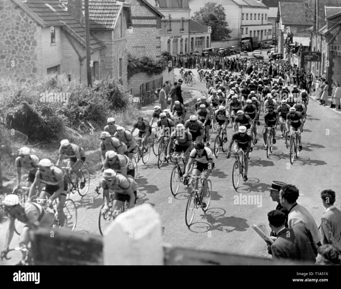 Sports, cyclisme, course à vélo, Tour de France 1957, le pack des cavaliers est quitter Verdun, 1957, Additional-Rights Clearance-Info-Not-Available- Banque D'Images