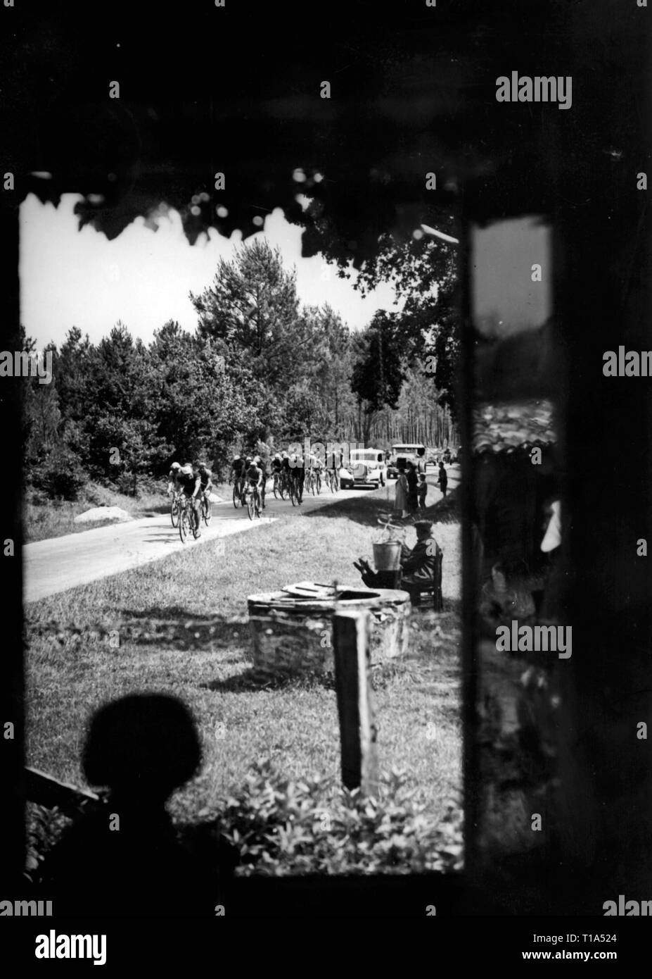 Sports, cyclisme, course à vélo, Tour de France 1936, 17e étape, Pau - Bordeaux, vue depuis une fenêtre sur la route, Landes de Gascogne, du 29.7.1936, Additional-Rights Clearance-Info-Not-Available- Banque D'Images