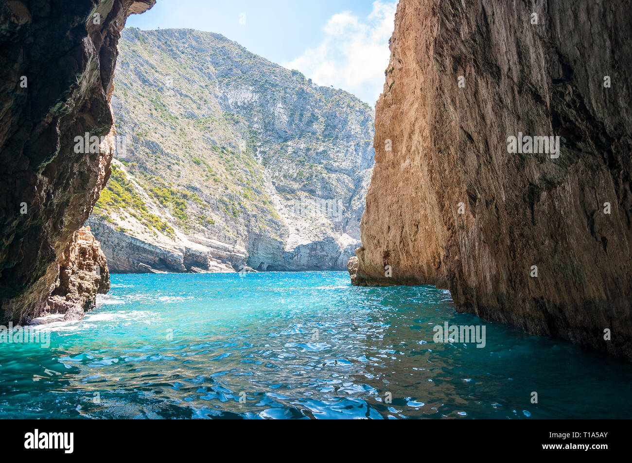 Visites grottes blue au cours de voyage de vacances en bateau, sortant de la grotte exotique. Paysage coloré de cristal turquoise mer et rocher avec gr Banque D'Images