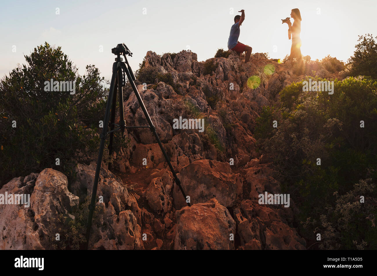 Un couple de touristes pendant leurs vacances, prenez des photos sur la falaise de la création d'un paysage pittoresque, belle arrière-plan. Visites fr de Navagio Banque D'Images