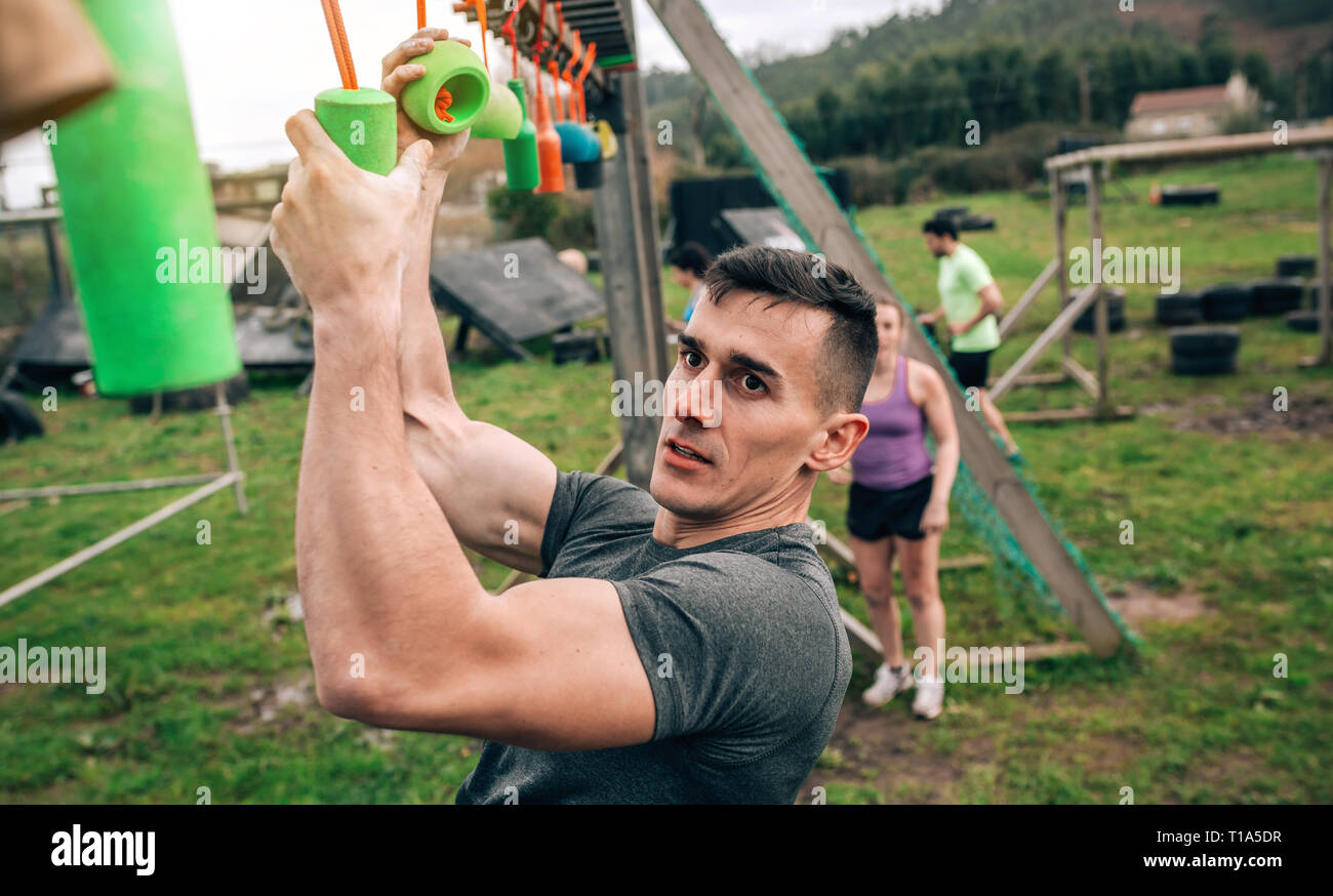 Course à obstacles participant faisant suspension Banque D'Images