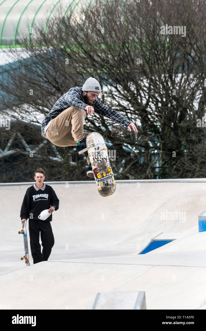 Une planche d'une tour d'antenne à des vagues de béton à Newquay en Cornouailles. Banque D'Images