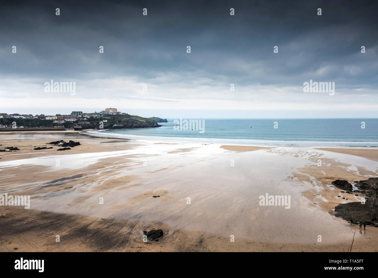 Grande plage de l'Ouest avec plage de Towan dans la distance. Newquay Cornwall. Banque D'Images