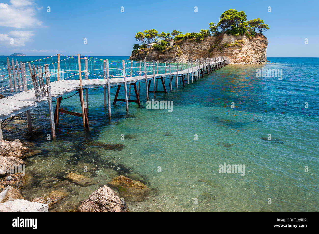 Paysage d'été célèbre et romantique vide de pont de bois à la mer grecque à petite île Cameo. Paradise fond coloré de cristal, turquoise s Banque D'Images