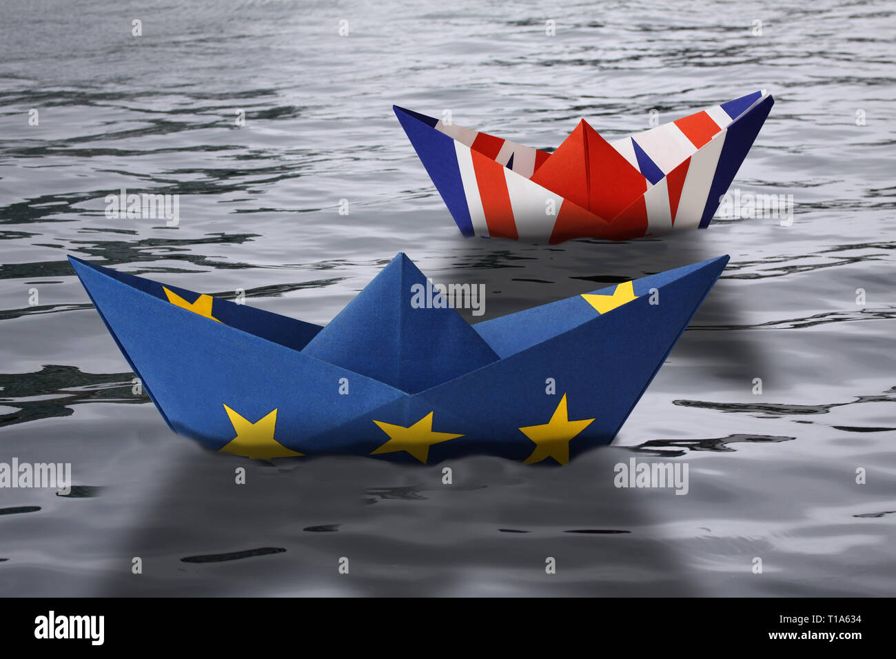 Les bateaux de papier faite comme l'Union européenne et la voile drapeaux côte à côte dans l'eau - concept montrant l'Angleterre et l'Union européenne après Brexit - pho Banque D'Images