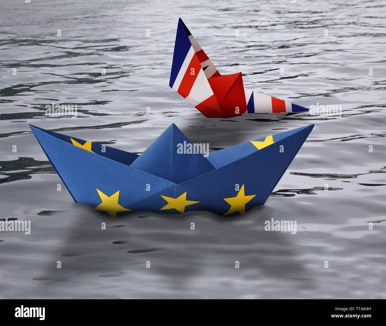 Les bateaux de papier faite comme l'Union européenne et la voile drapeaux côte à côte dans l'eau - navire britannique naufrage - concept montrant l'Angleterre et l'U Banque D'Images