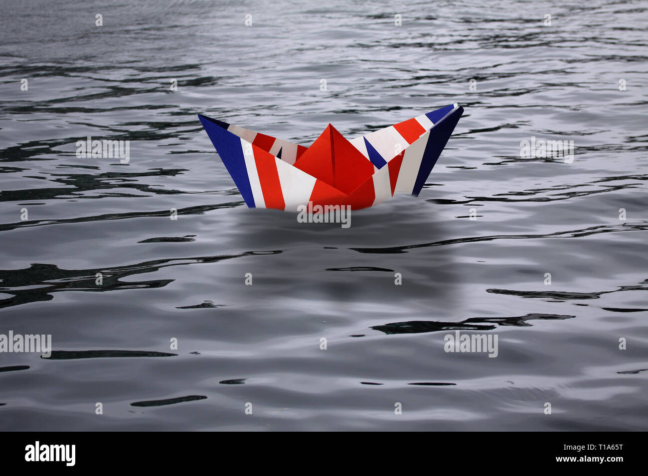 Royaume-uni la voile seule dans la mer comme un navire a fait que le drapeau anglais Union Jack - concept Brexit montrant l'Angleterre de quitter l'Union européenne Banque D'Images